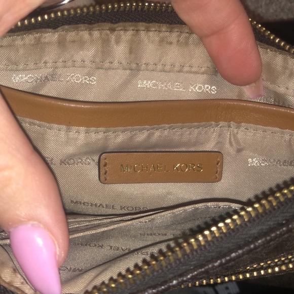 Micheal Kors wristlet - Picture 3 of 6